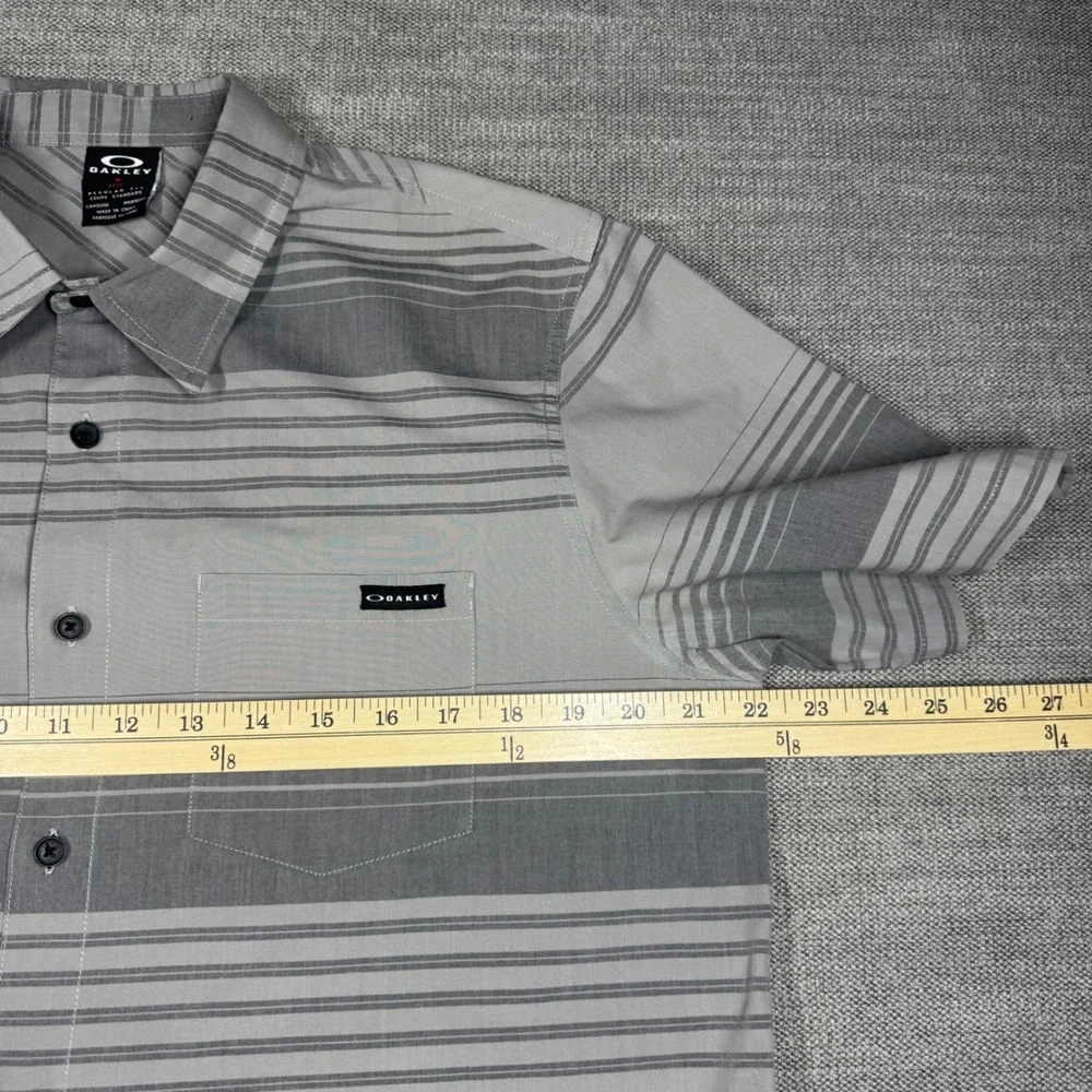 Oakley‎ Mens Grey Striped Short Sleeve Button Down Shirt Regular Fit Size Medium